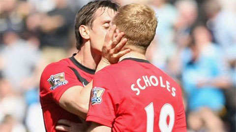 Câu chuyện đằng sau nụ hôn của Gary Neville và Paul Scholes