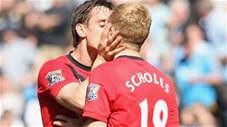 Câu chuyện đằng sau nụ hôn của Gary Neville và Paul Scholes