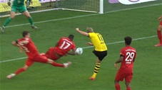 Boateng dùng tay 'cướp' bàn thắng của Haaland