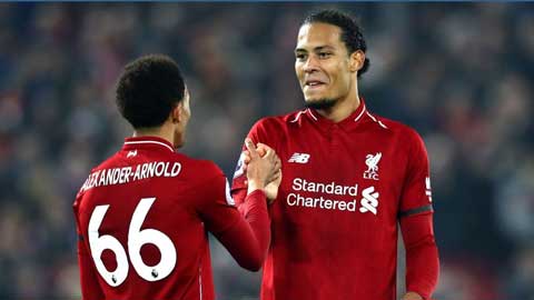 Arnold và Van Dijk ghi bàn từ sau khung thành