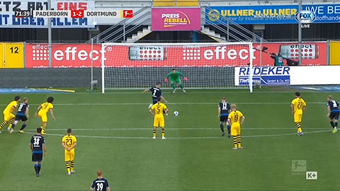 Huenemeier thực hiện thành công quả 11m (Paderborn 1-2 Dortmund)