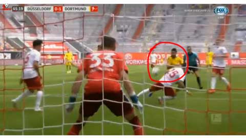 Guerreiro bắt volley chân trái cháy lưới đội chủ nhà 