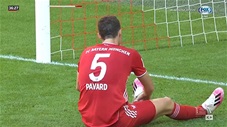 Pavard vụng về đốt lưới nhà (Bayern 1-1 M'gladbach)