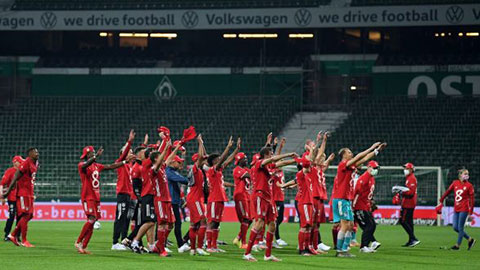 Các cầu thủ Bayern Munich ăn mừng chức vô địch Bundesliga 2019/20