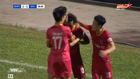 Gustavo thực hiện thành công quả 11m (Quảng Nam FC 1-1 B.Bình Dương)