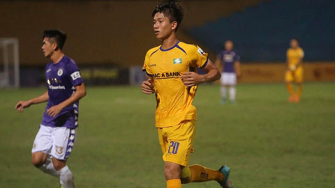 Cú chạm đưa bóng qua đầu cầu thủ Hà Nội FC của Phan Văn Đức