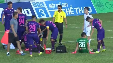 Pha va chạm khiến cầu thủ Sài Gòn FC nằm bất động trên sân trước HAGL