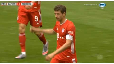 Mueller đưa bóng đi chệch cột dọc (Bayern 3-1 Freiburg)