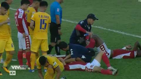 Amido băng vào vô lê trúng đầu đồng đội Huy Toàn  (SLNA 0-1 TP.HCM)