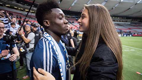 Alphonso Davies và chuyện tình với nữ cầu thủ xinh đẹp Canada