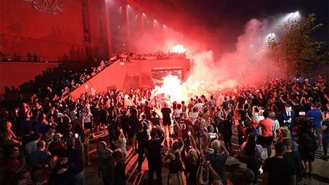 Fan Liverpool đốt pháo hoa và pháo sáng ngoài sân Anfield thâu đêm