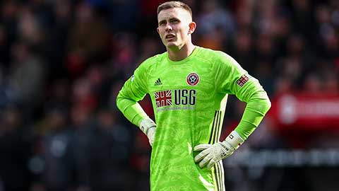 Thủ môn Sheffield United phát bóng suýt vào gôn Arsenal