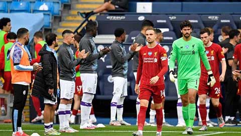 Cận cảnh Man City xếp hàng vỗ tay chào đón tân vương Liverpool