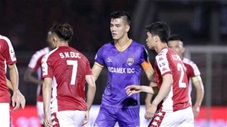 Công Phượng xô xát với cầu thủ Bình Dương sau pha va chạm cực gắt