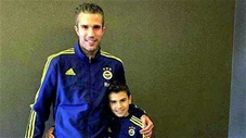 Bài học hoàn hảo về cuộc sống Van Persie dạy cho con trai mình