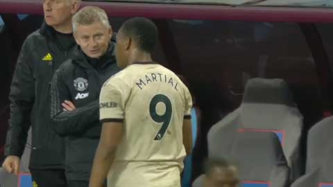 Martial khó chịu với HLV Solskjaer khi bị thay ra 