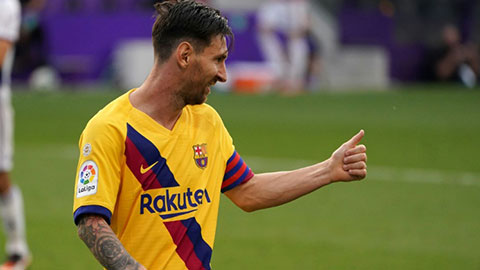 Không cần nhìn, Messi vẫn chuyển chuẩn xác cho Suarez từ giữa sân