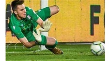 Thủ môn bị đuổi sau 2 lần cản phá penalty