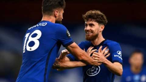 Giroud đẩy Jorginho ra để ăn mừng với Pulisic