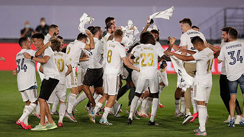 Vỡ òa cảm xúc khi toàn đội Real Madrid ùa vào sân ăn mừng chức vô địch