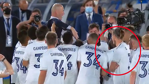 Gareth Bale chỉ đứng nhìn đồng đội công kênh HLV Zidane ăn mừng