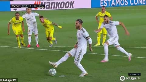 Ramos bị thổi phạt vì kiến tạo cho Benzema từ chấm 11m