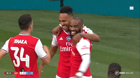 Aubameyang văng người ghi bàn đẹp mắt