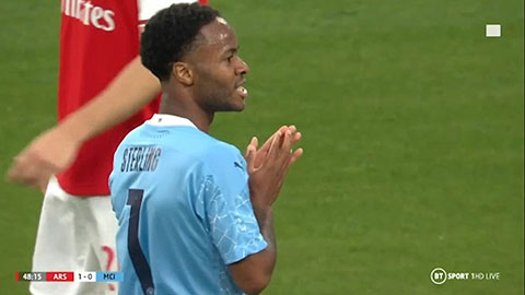 Sterling đệm bóng chệch cột (Arsenal 1-0 Man City)