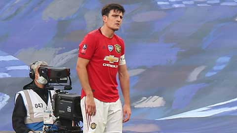 Maguire rê dắt vụng về rồi chuyền cho cầu thủ Chelsea