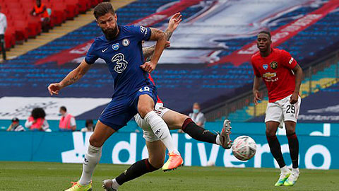 Giroud đệm má ngoài điệu nghệ mở tỷ số (Man United 0-1 Chelsea)