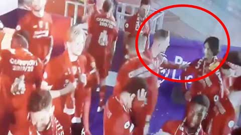 Jordan Henderson đốn tim fan khi kéo Minamino vào ăn mừng cùng cả đội