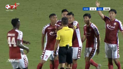 TP.HCM mất oan 2 quả penalty trước Hà Nội