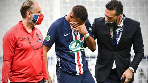 Mbappe bật khóc sau khi bị đối thủ vào bóng triệt hạ