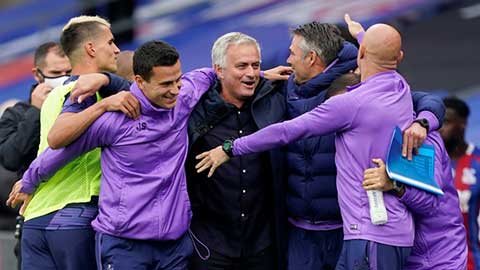 Mourinho ôm cộng sự ăn mừng phấn khích khi Tottenham có vé dự Europa League