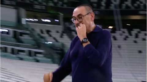 HLV Sarri đi vào đường hầm rồi mới ôm tri ân các cầu thủ Juve tại phòng thay đồ