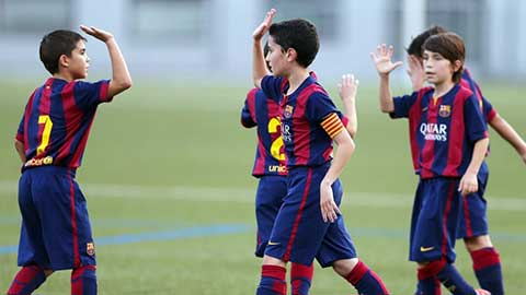 Các cầu thủ nhí của Barca phối hợp ghi bàn đúng 'đặc sản'  La Masia