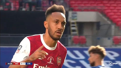 Aubameyang thực hiện thành công quả 11m (Arsenal 1-1 Chelsea)