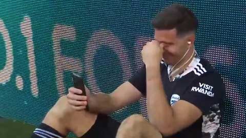 Xúc động thủ môn Arsenal ngồi góc sân, gọi video cho gia đình và liên tục khóc