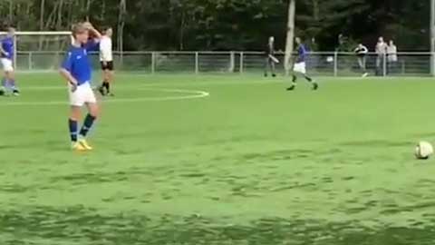 Sao nhí tái hiện pha sút phạt kinh điển của huyền thoại Ronaldinho