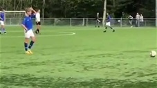 Sao nhí tái hiện pha sút phạt kinh điển của huyền thoại Ronaldinho