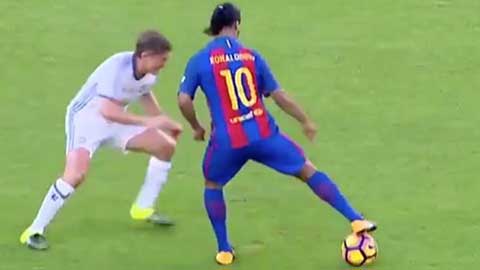 Ronaldinho từng 'xâu kim' và khiến huyền thoại M.U nằm bò trên sân