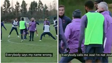 Mourinho dạy cầu thủ Tottenham đánh vần tên ông trên sân tập