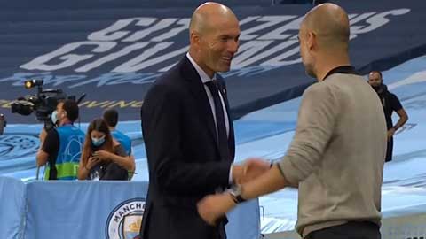 Zidane tươi rói nói chuyện với Pep sau khi Real bị loại