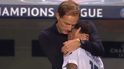 HLV PSG ôm hôn Neymar sau màn ngược dòng khó tin trước Atalanta