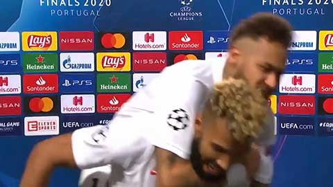 Neymar nhảy lên lưng đồng đội khi Choupo-Moting đang phỏng vấn