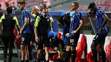 Cầu thủ Atalanta ôm đầu chết lặng sau khi thua ngược PSG trong 3 phút cuối