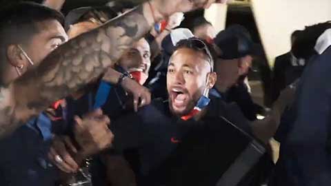 Neymar vác loa ăn mừng cực sung cùng đồng đội