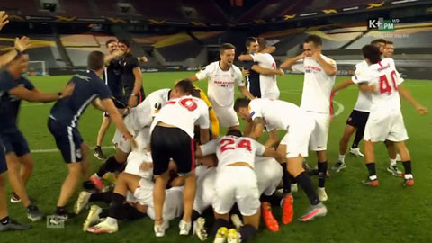 Các cầu thủ Sevilla sướng phát điên khi giành chức vô địch Europa League