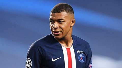 Mbappe vô cảm khi lên nhận huy chương Á quân cùng PSG