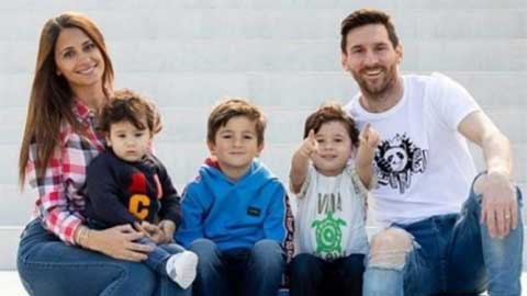 Vợ con oà khóc khi Messi thông báo quyết định rời Barcelona